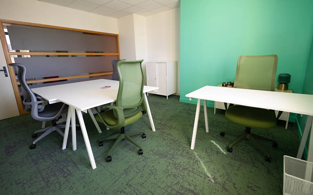Bureau privatif 4 personnes WIDE Fauriel à Saint-Étienne avec quatre postes de travail, fauteuils ergonomiques et aménagement modulable