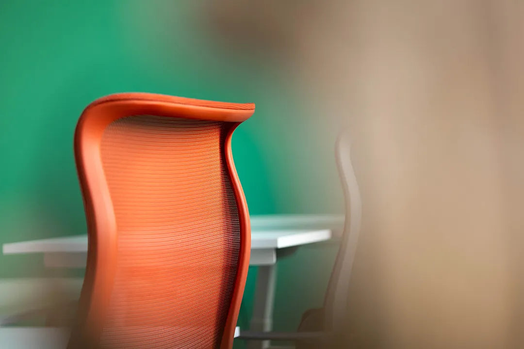Fauteuil ergonomique orange dans un bureau du Campus WIDE Fauriel à Saint-Étienne