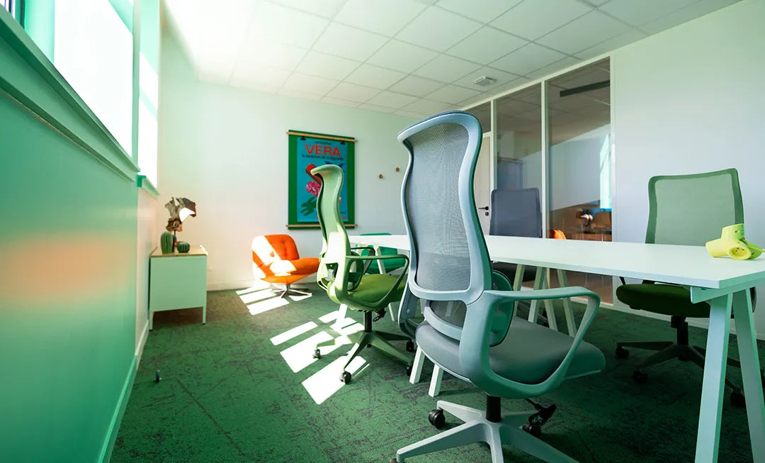 Bureau privatif 4 personnes WIDE Fauriel à Saint-Étienne avec quatre postes de travail, fauteuils ergonomiques et espace détente