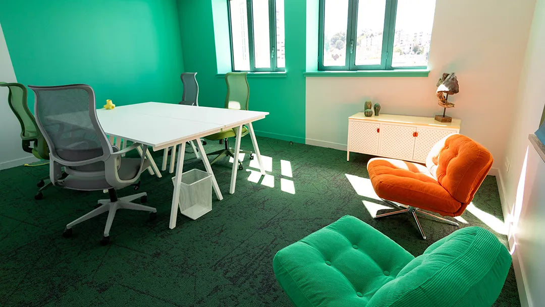Bureau privatif 4 personnes WIDE Fauriel à Saint-Étienne avec quatre postes de travail et espace détente avec fauteuils colorés