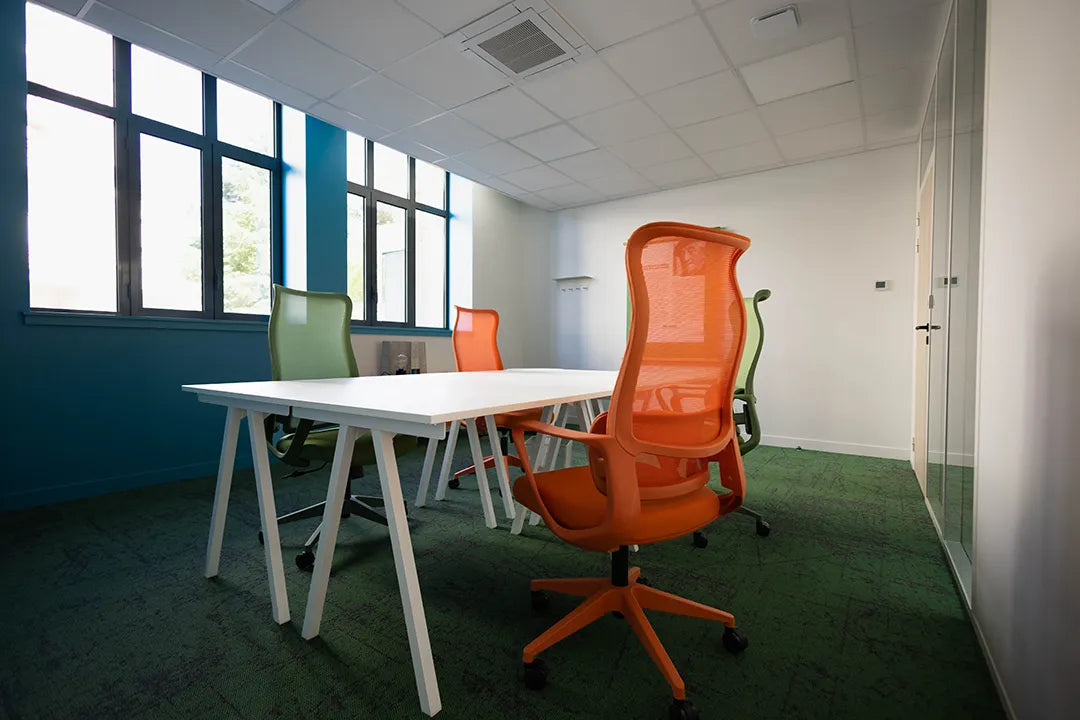 Bureau privatif lumineux WIDE Fauriel à Saint-Étienne avec quatre postes de travail et fauteuils ergonomiques