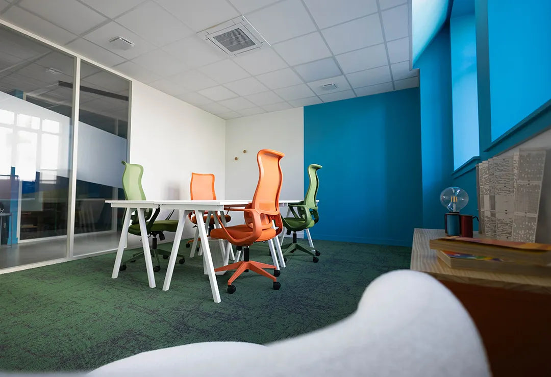 Bureau privatif lumineux WIDE Fauriel à Saint-Étienne avec plusieurs postes de travail et fauteuils ergonomiques