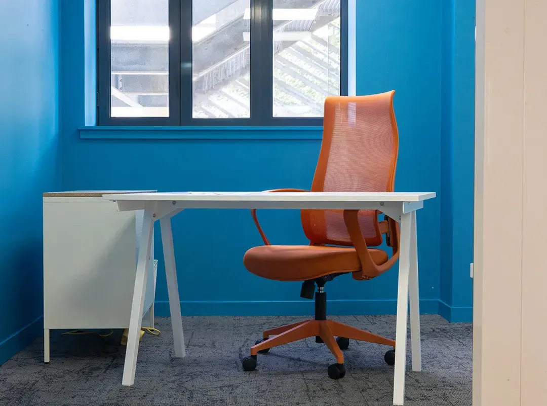 Bureau privatif individuel WIDE Fauriel à Saint-Étienne avec poste de travail et fauteuil ergonomique