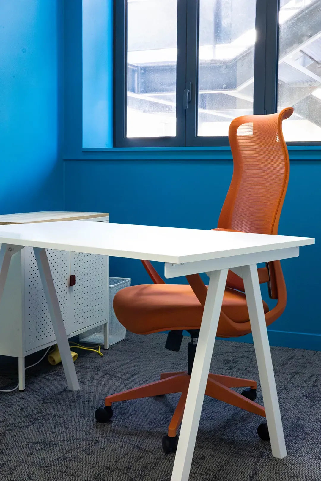 Bureau privatif individuel lumineux WIDE Fauriel à Saint-Étienne avec fauteuil ergonomique
