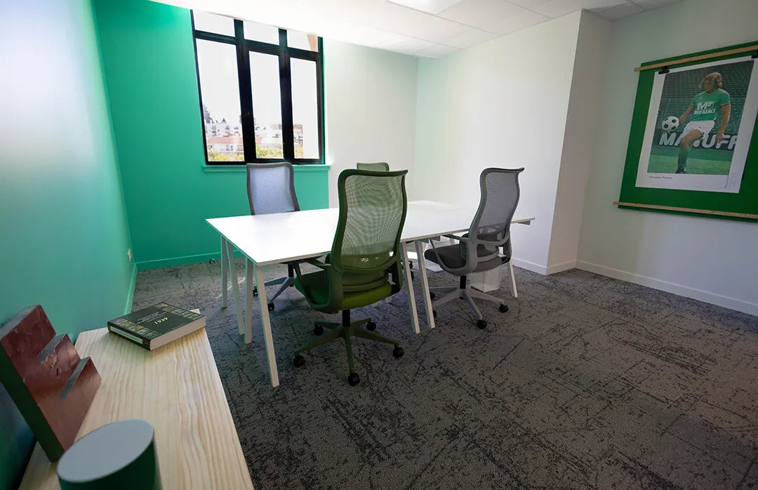 Bureau privatif 4 personnes WIDE Fauriel à Saint-Étienne avec quatre postes de travail, fauteuils ergonomiques et lumière naturelle