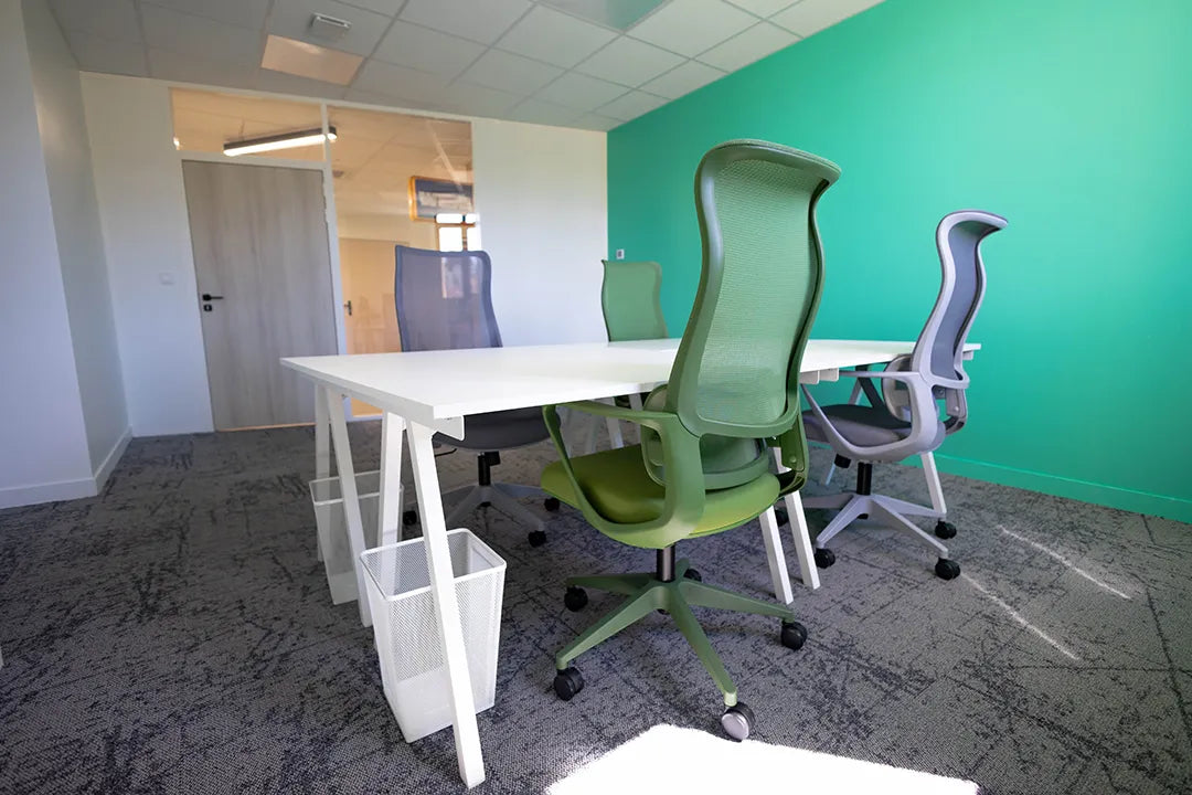 Bureau privatif 4 personnes WIDE Fauriel à Saint-Étienne avec quatre postes de travail et fauteuils ergonomiques