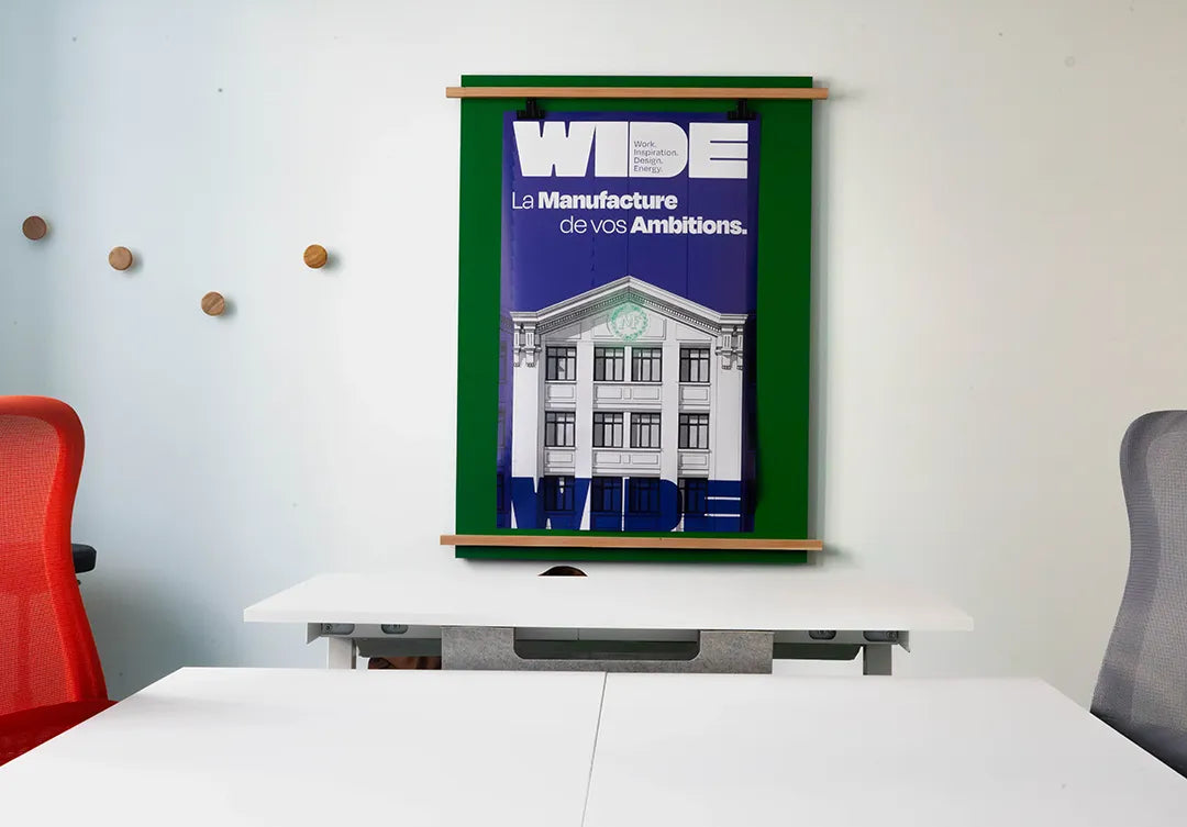 Bureau équipé au Campus WIDE Fauriel à Saint-Étienne avec décoration inspirée de l’histoire de Manufrance