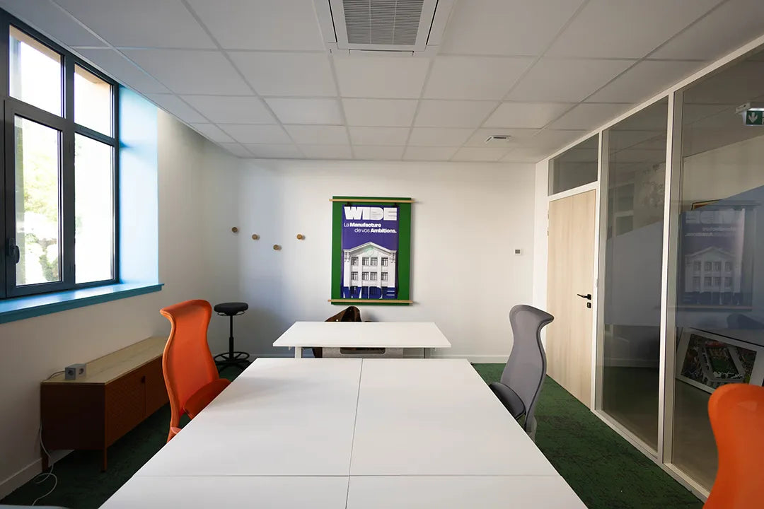 Bureau privatif WIDE Fauriel à Saint-Étienne avec plusieurs postes de travail et lumière naturelle