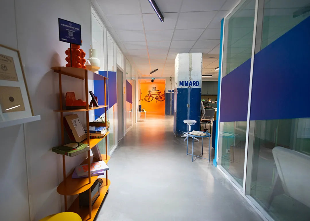 Couloir et espaces de bureaux du Campus WIDE Fauriel à Saint-Étienne