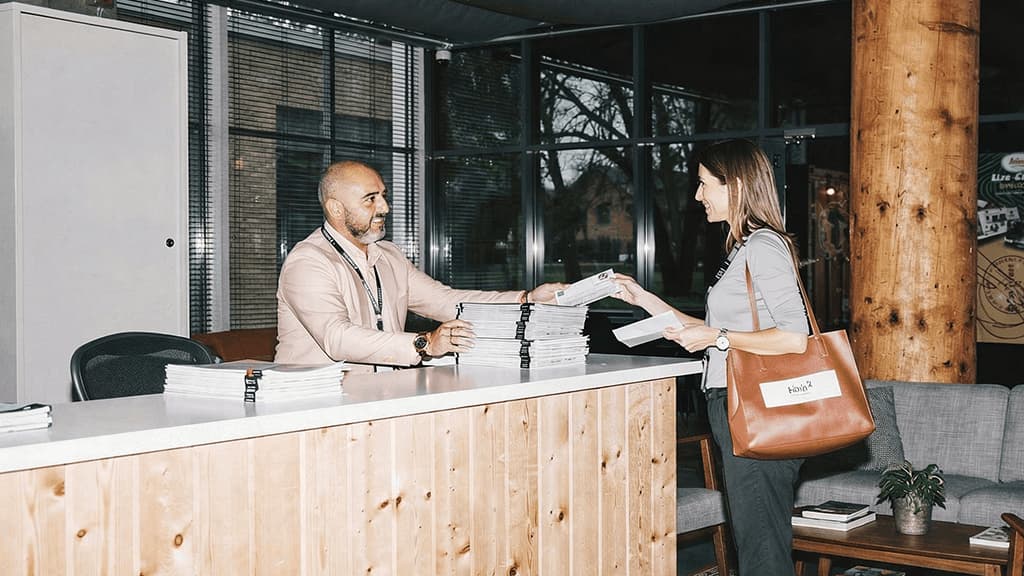 Gestion du courrier de domiciliation d'entreprise avec remise en main propre des courriers professionnels par l'équipe d'accueil d'un centre d'affaires.