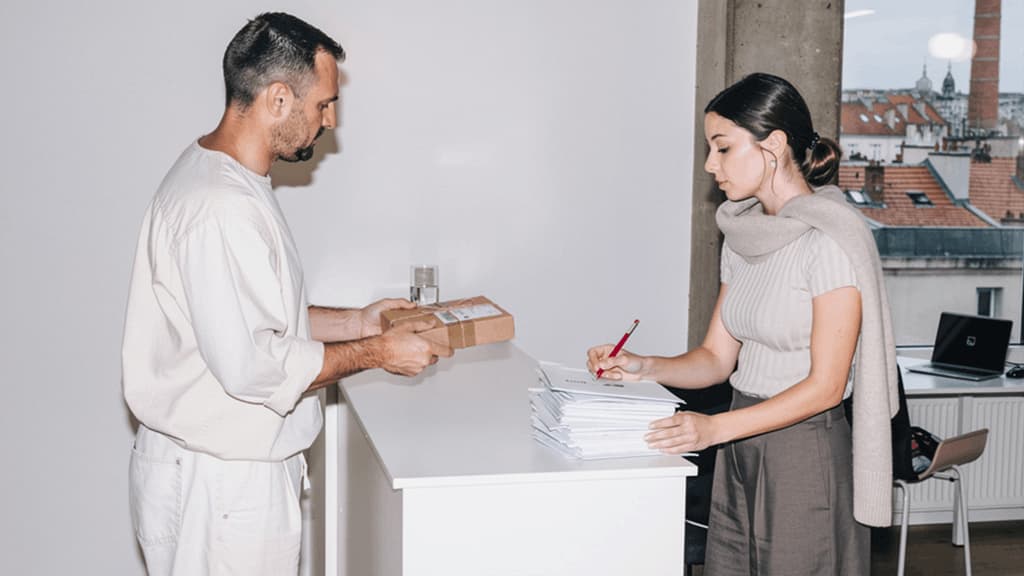 Réception d'un colis professionnel dans le cadre d'un service de domiciliation d'entreprise avec gestion du courrier et des livraisons.