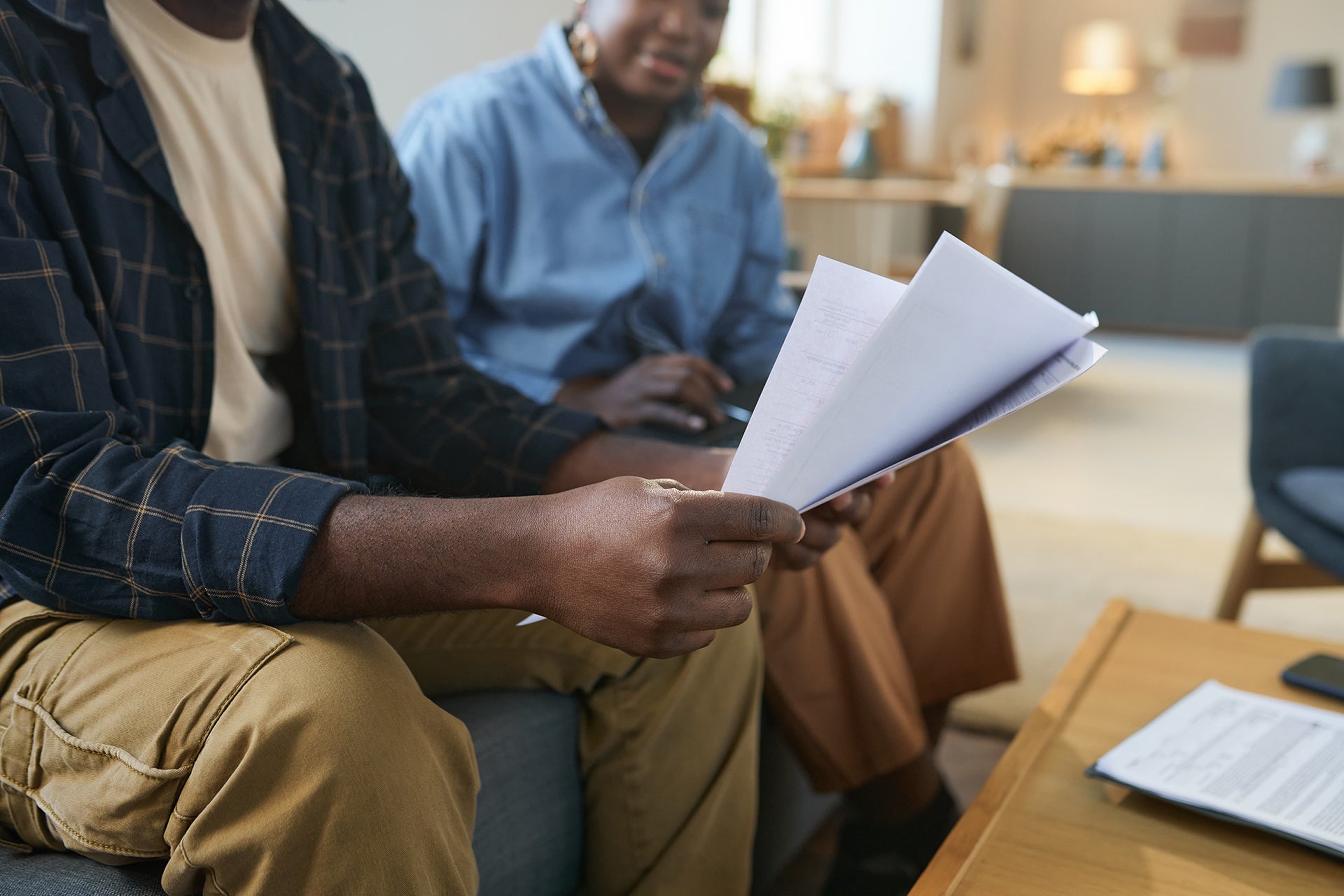 Échange entre professionnels autour de documents dans un espace de travail à Saint-Étienne – WIDE