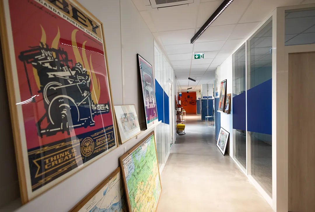 Couloir des bureaux avec affiche Manufrance