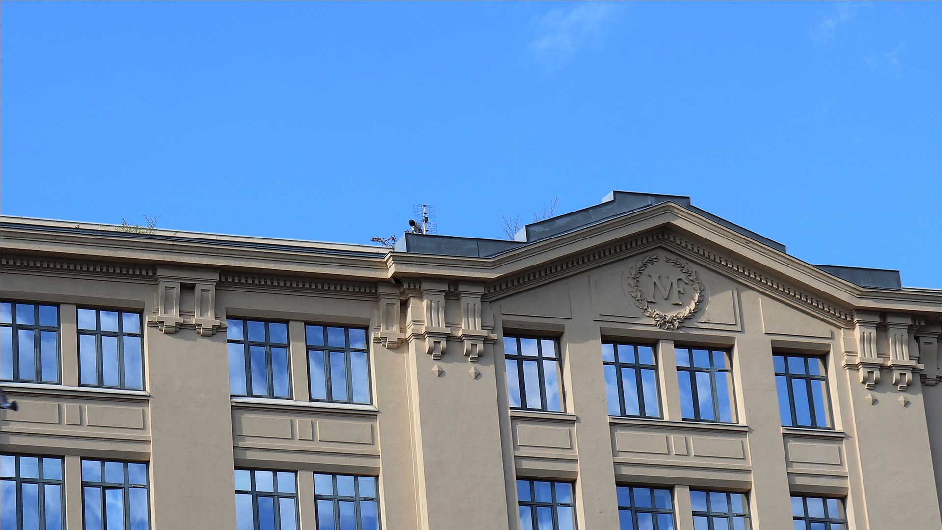 Façade historique du bâtiment Manufrance sur le Cours Fauriel à Saint-Étienne, futur campus de bureaux opérés WIDE au cœur d'un site emblématique du patrimoine industriel.