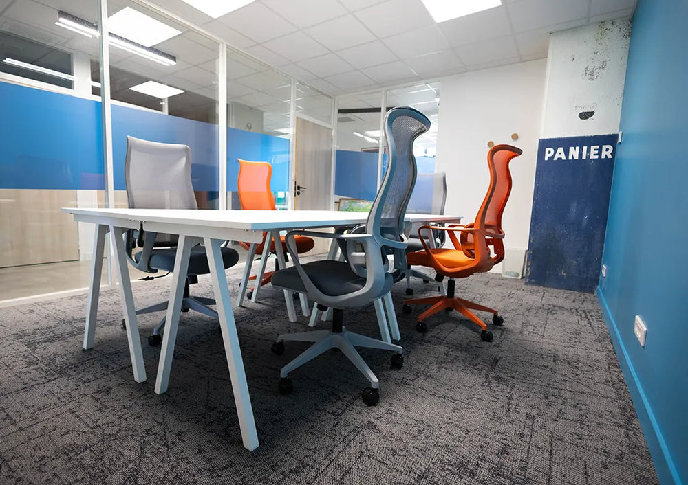 Bureau privatif 5 personnes WIDE Fauriel à Saint-Étienne avec quatre postes de travail, fauteuils ergonomiques et cloisons vitrées