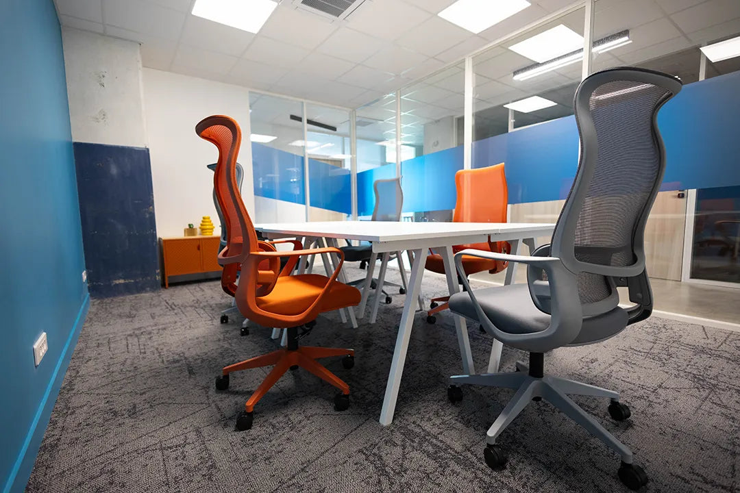Bureau privatif 5 personnes WIDE Fauriel à Saint-Étienne avec cinq postes de travail, fauteuils ergonomiques et cloisons vitrées