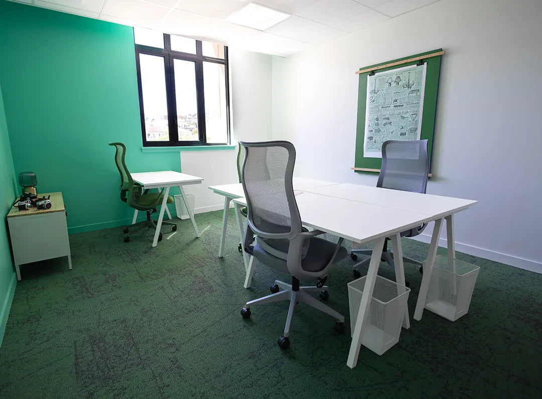 Bureau privatif 4 personnes WIDE Fauriel à Saint-Étienne avec quatre postes de travail, fauteuils ergonomiques et lumière naturelle