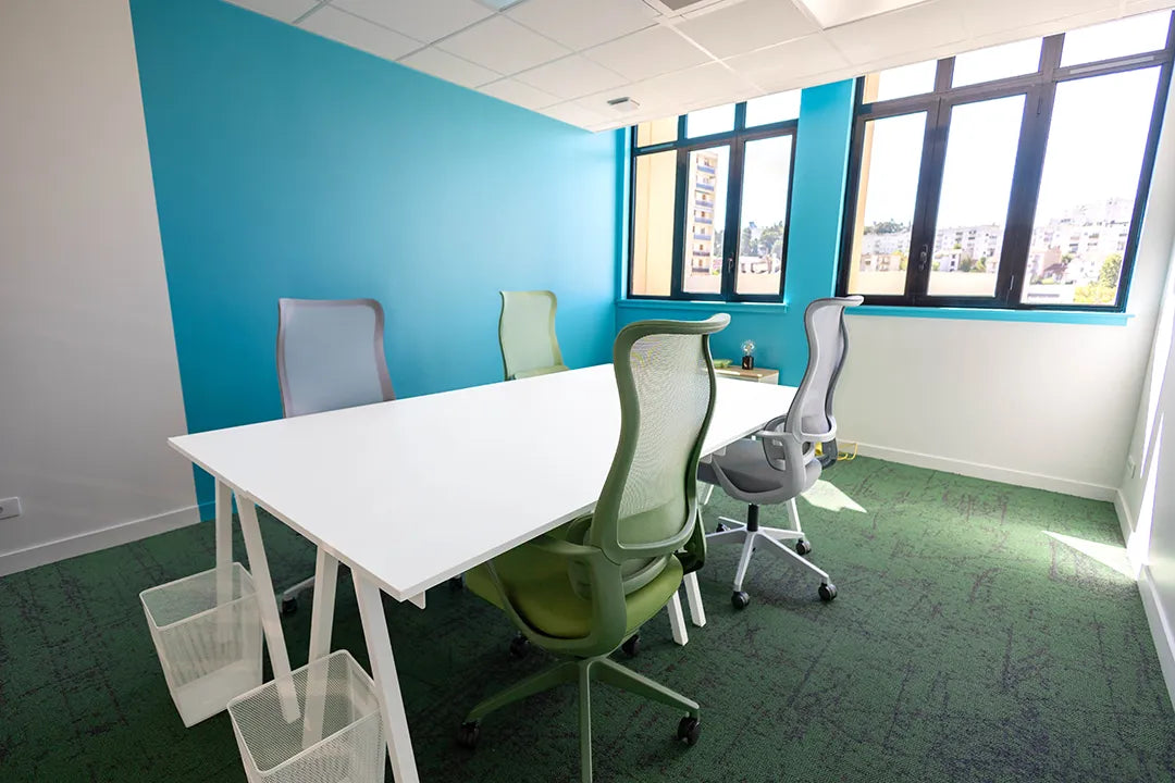 Bureau privatif 4 personnes WIDE Fauriel à Saint-Étienne avec quatre postes de travail, fauteuils ergonomiques et lumière naturelle
