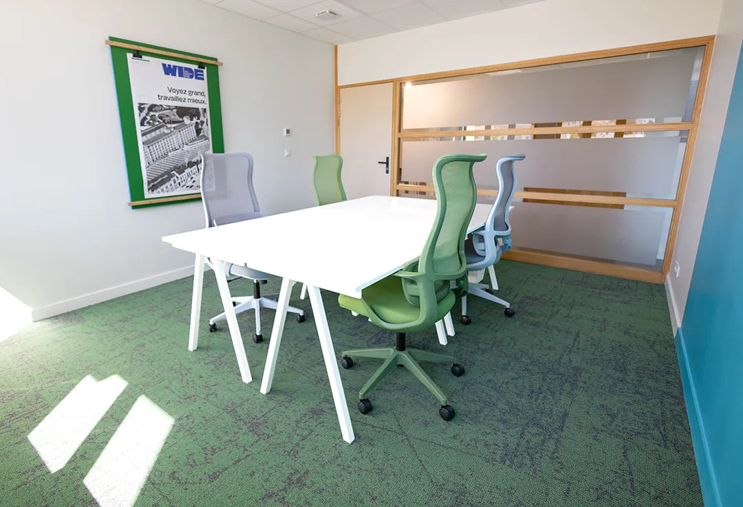Bureau privatif 4 personnes WIDE Fauriel à Saint-Étienne avec quatre postes de travail, fauteuils ergonomiques et cloison vitrée