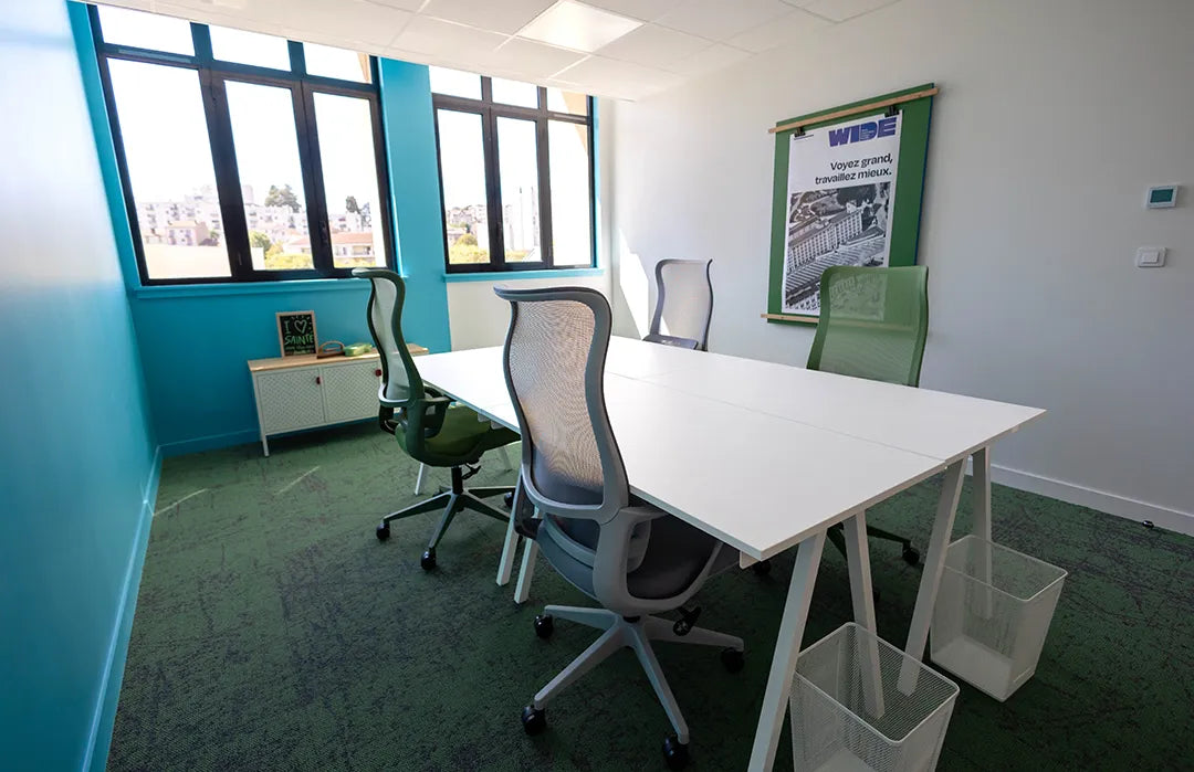Bureau privatif 4 personnes WIDE Fauriel à Saint-Étienne avec quatre postes de travail, fauteuils ergonomiques et grandes fenêtres