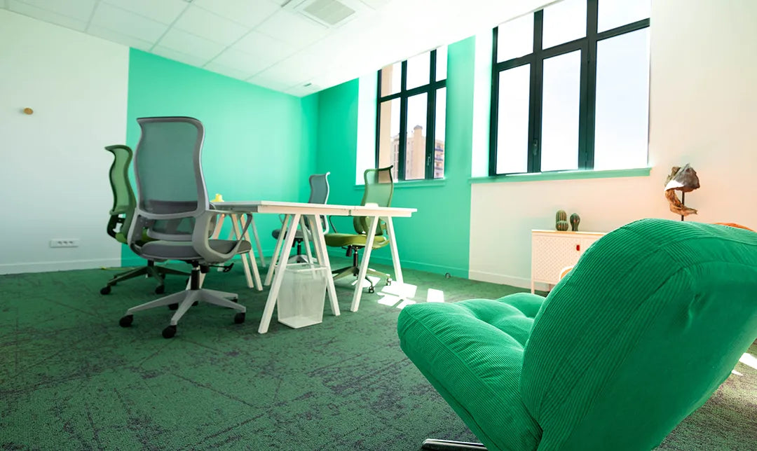 Bureau privatif 4 personnes WIDE Fauriel à Saint-Étienne avec postes de travail, fauteuils ergonomiques et espace détente