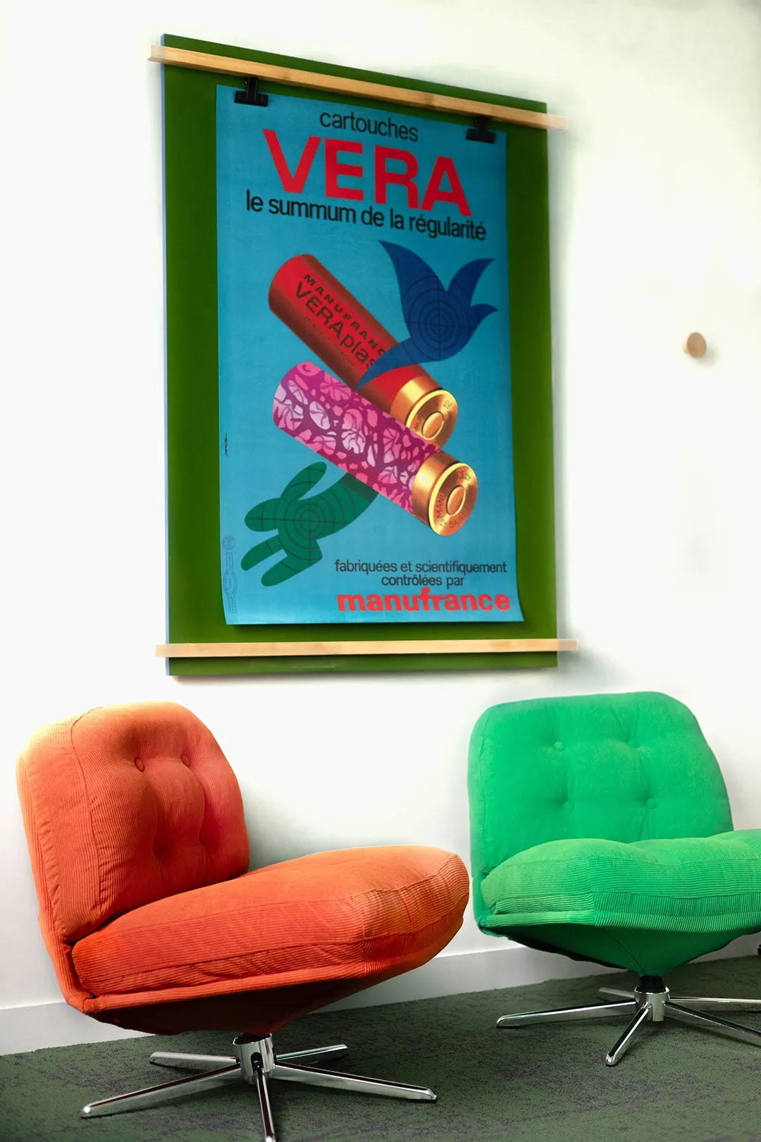 Espace détente d’un bureau privatif 4 personnes WIDE Fauriel à Saint-Étienne avec fauteuils colorés et affiche Manufrance