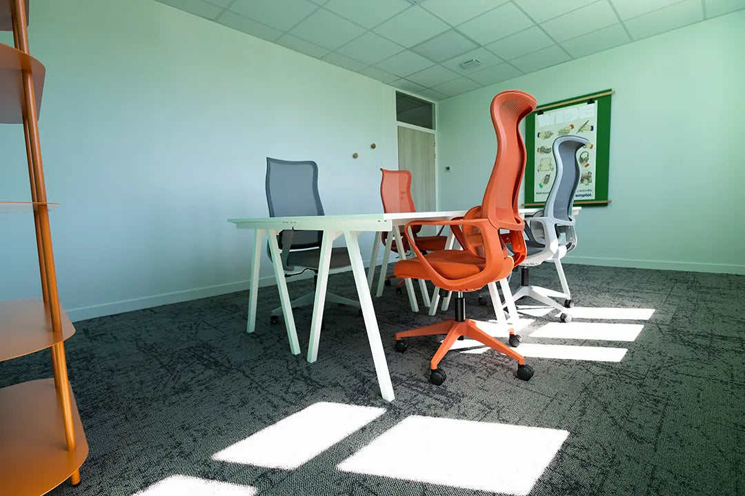 Bureau privatif 4 personnes lumineux WIDE Fauriel à Saint-Étienne avec fauteuils ergonomiques