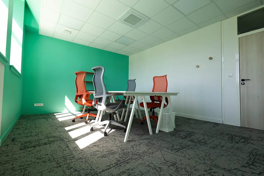 Bureau privatif 4 personnes WIDE Fauriel à Saint-Étienne avec mobilier équipé et lumière naturelle