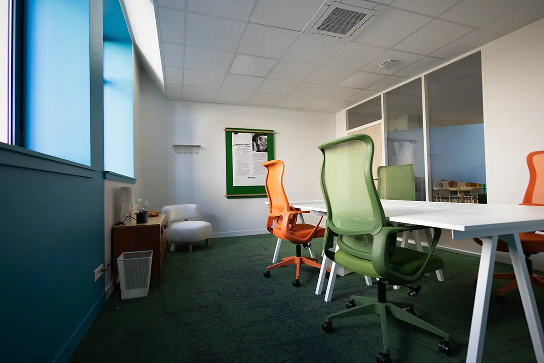 Bureau privatif lumineux WIDE Fauriel à Saint-Étienne avec postes équipés et fauteuils ergonomiques