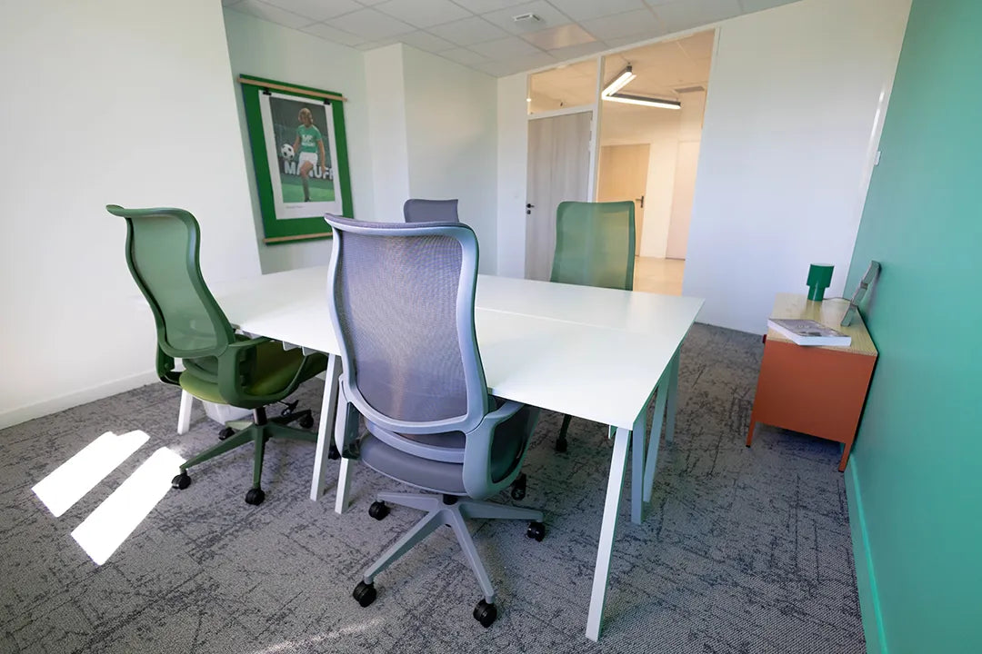 Bureau privatif 4 personnes WIDE Fauriel à Saint-Étienne avec quatre postes de travail, fauteuils ergonomiques et mobilier coloré