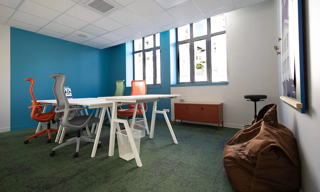 Bureau privatif lumineux WIDE Fauriel à Saint-Étienne avec postes de travail et fauteuils ergonomiques