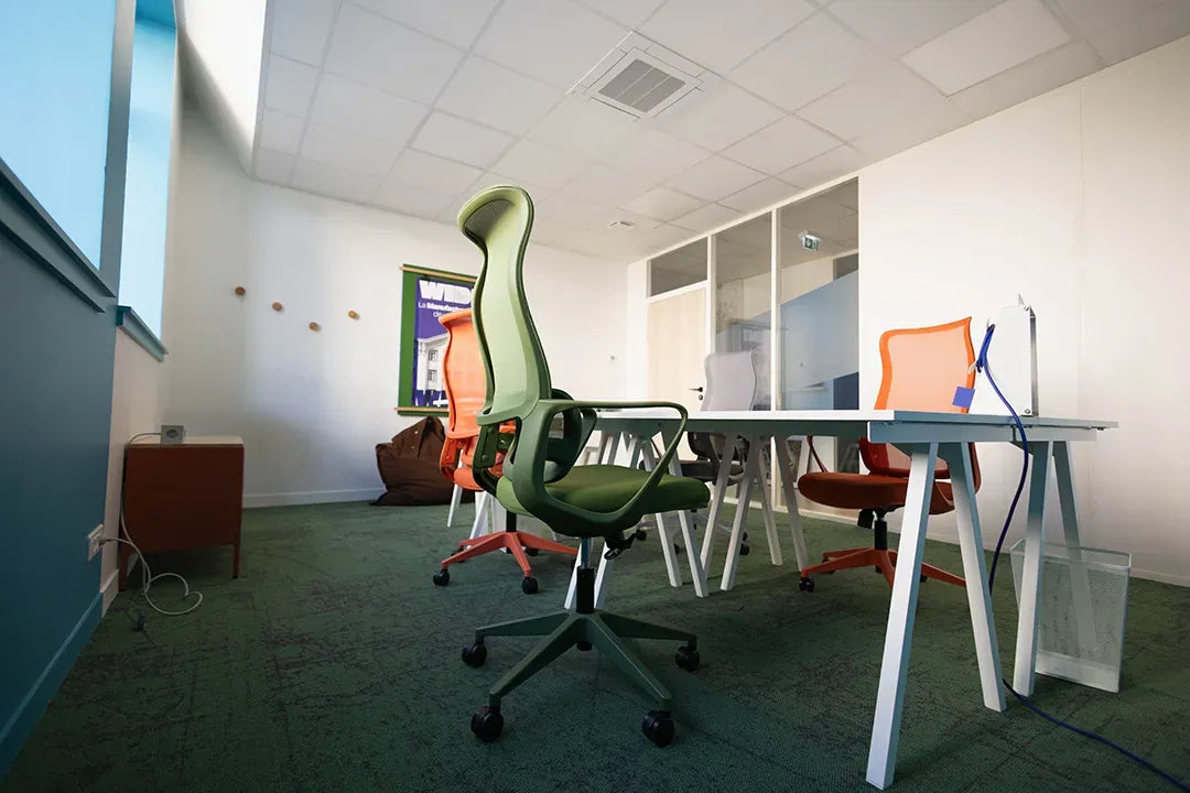 Bureau privatif WIDE Fauriel à Saint-Étienne avec postes de travail équipés et fauteuils ergonomiques