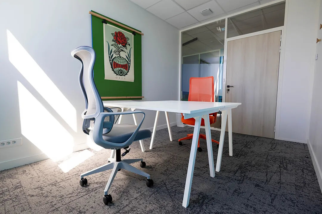 Bureau privatif 2 personnes WIDE Fauriel à Saint-Étienne avec fauteuils ergonomiques et décoration murale