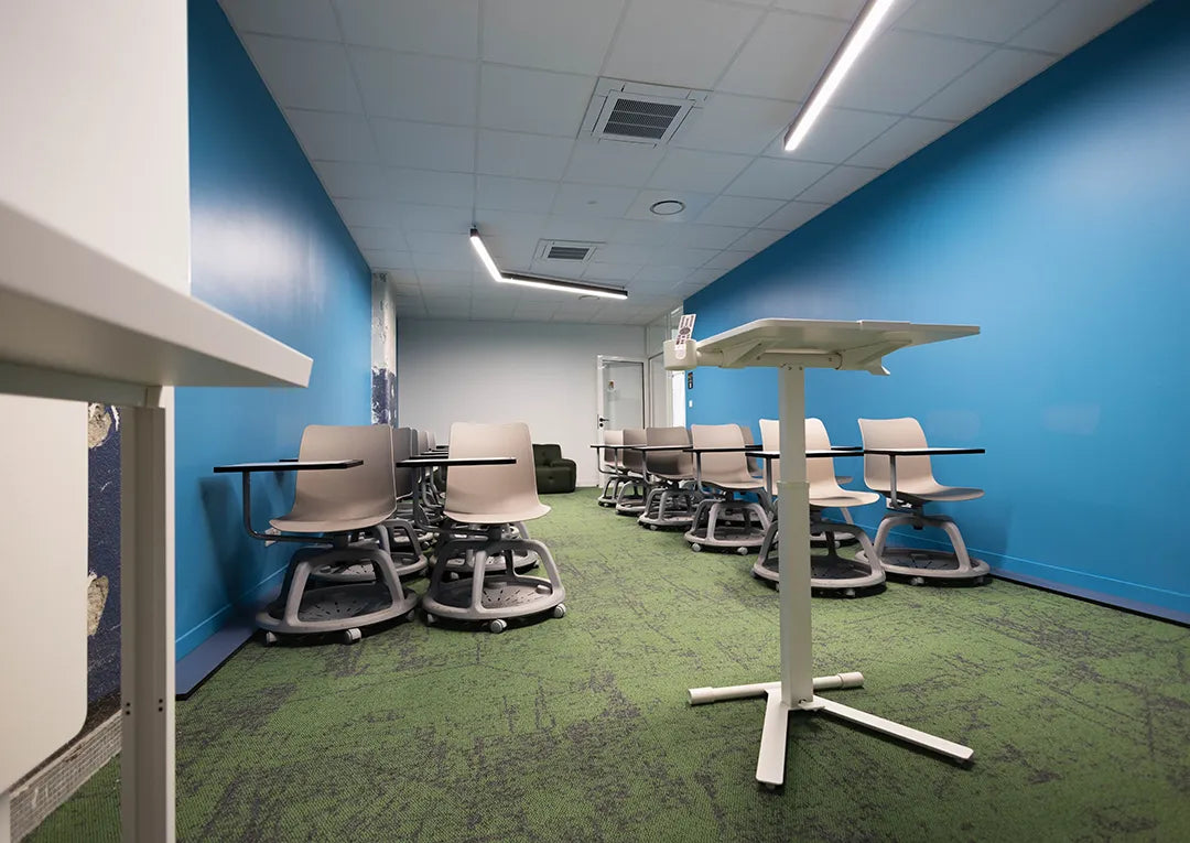 Salle de réunion jusqu’à 18 personnes WIDE Fauriel à Saint-Étienne avec assises mobiles et tables hautes modulables
