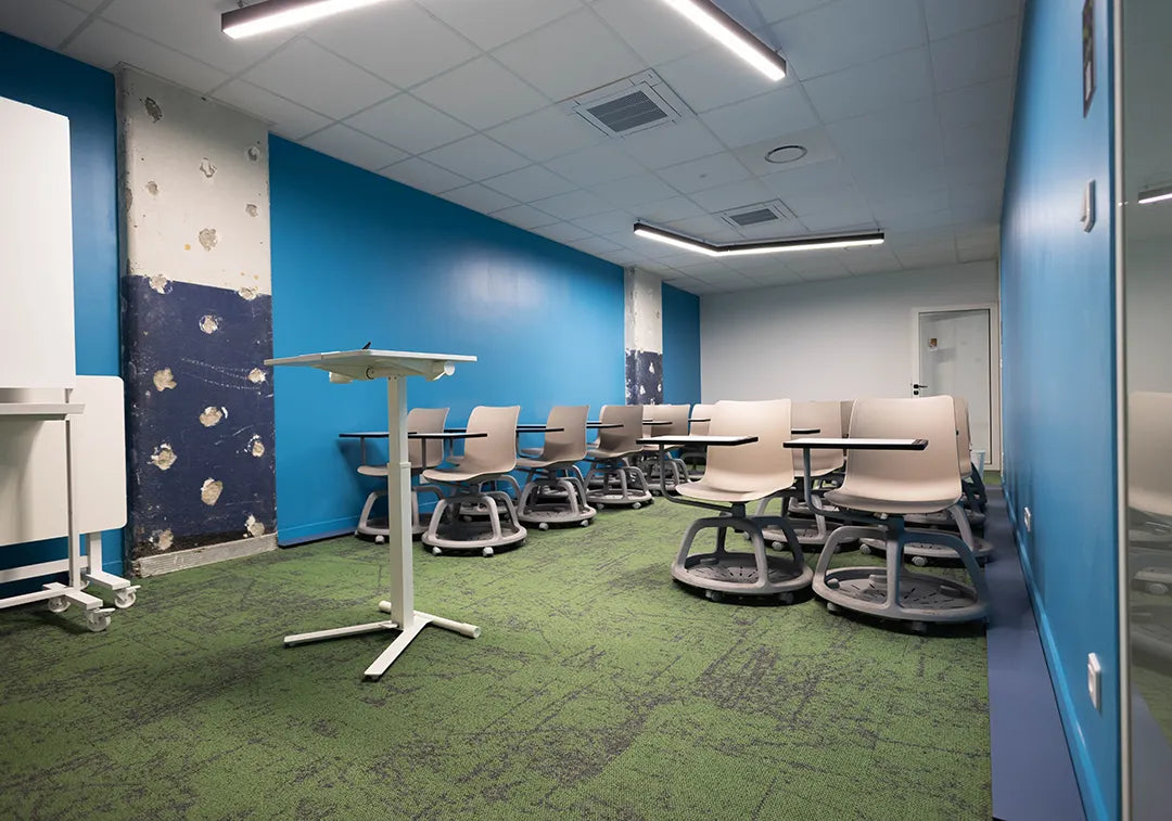 Salle de réunion jusqu’à 18 personnes WIDE Fauriel à Saint-Étienne avec assises modulables et équipement de présentation