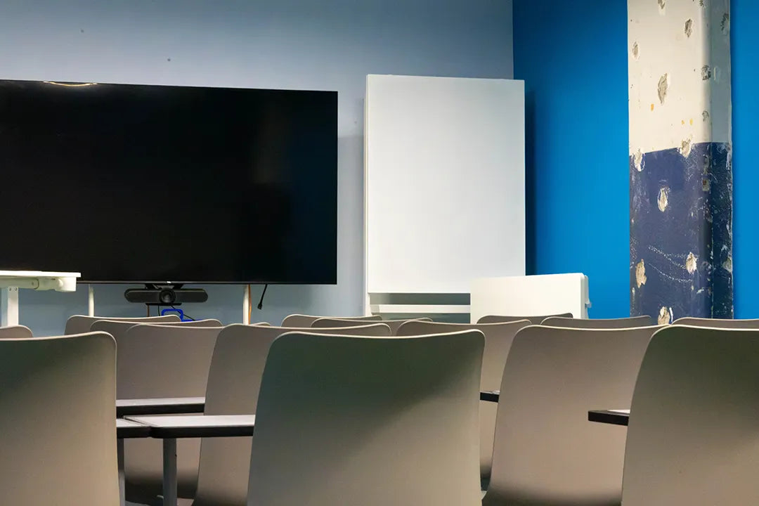 Salle de réunion jusqu’à 18 personnes WIDE Fauriel à Saint-Étienne avec grand écran et équipement de visioconférence