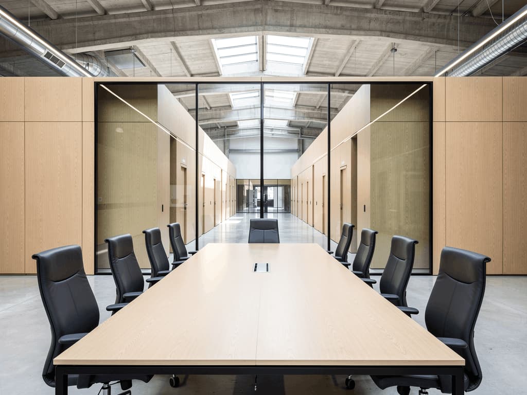 Salle de conseil et de gouvernance conçue pour accueillir les réunions stratégiques, les comités de direction et les prises de décision.