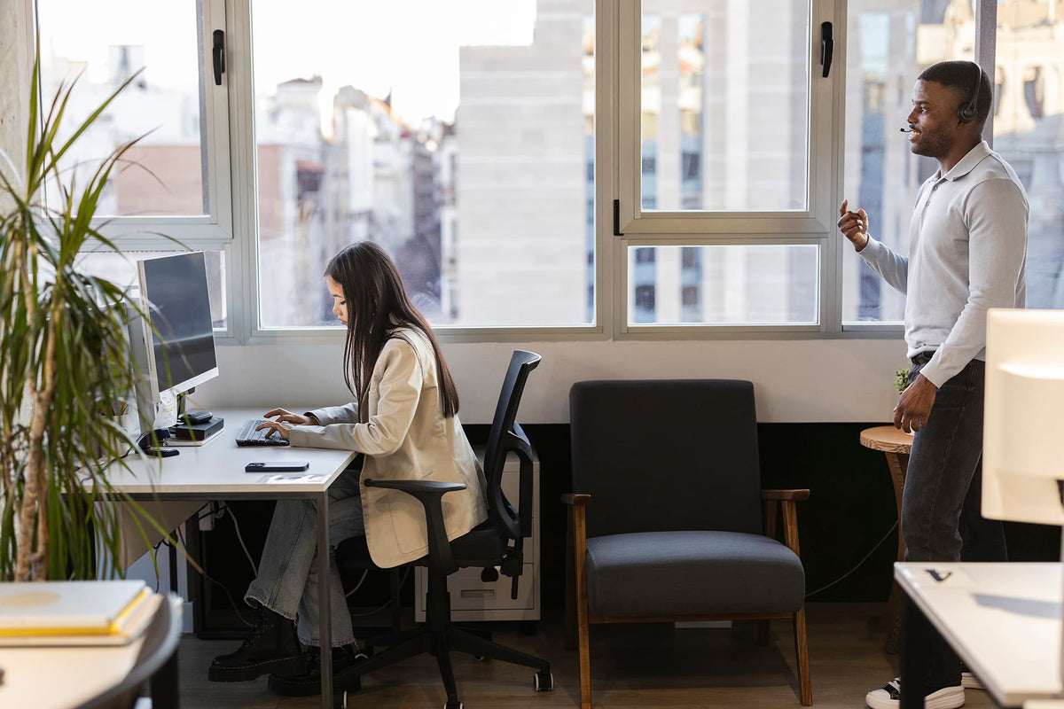 Professionnels travaillant dans un bureau privatif lumineux à Saint-Étienne – WIDE