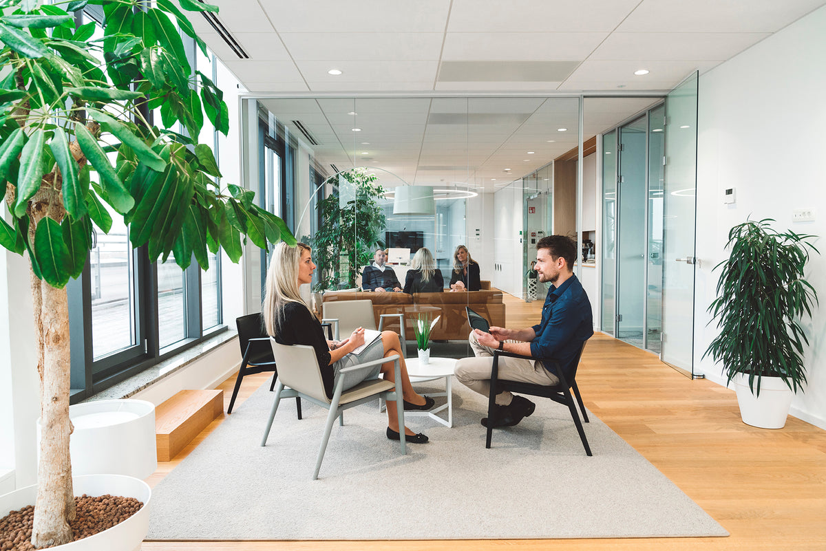 Échange professionnel dans un espace de bureaux moderne et lumineux à Saint-Étienne – WIDE