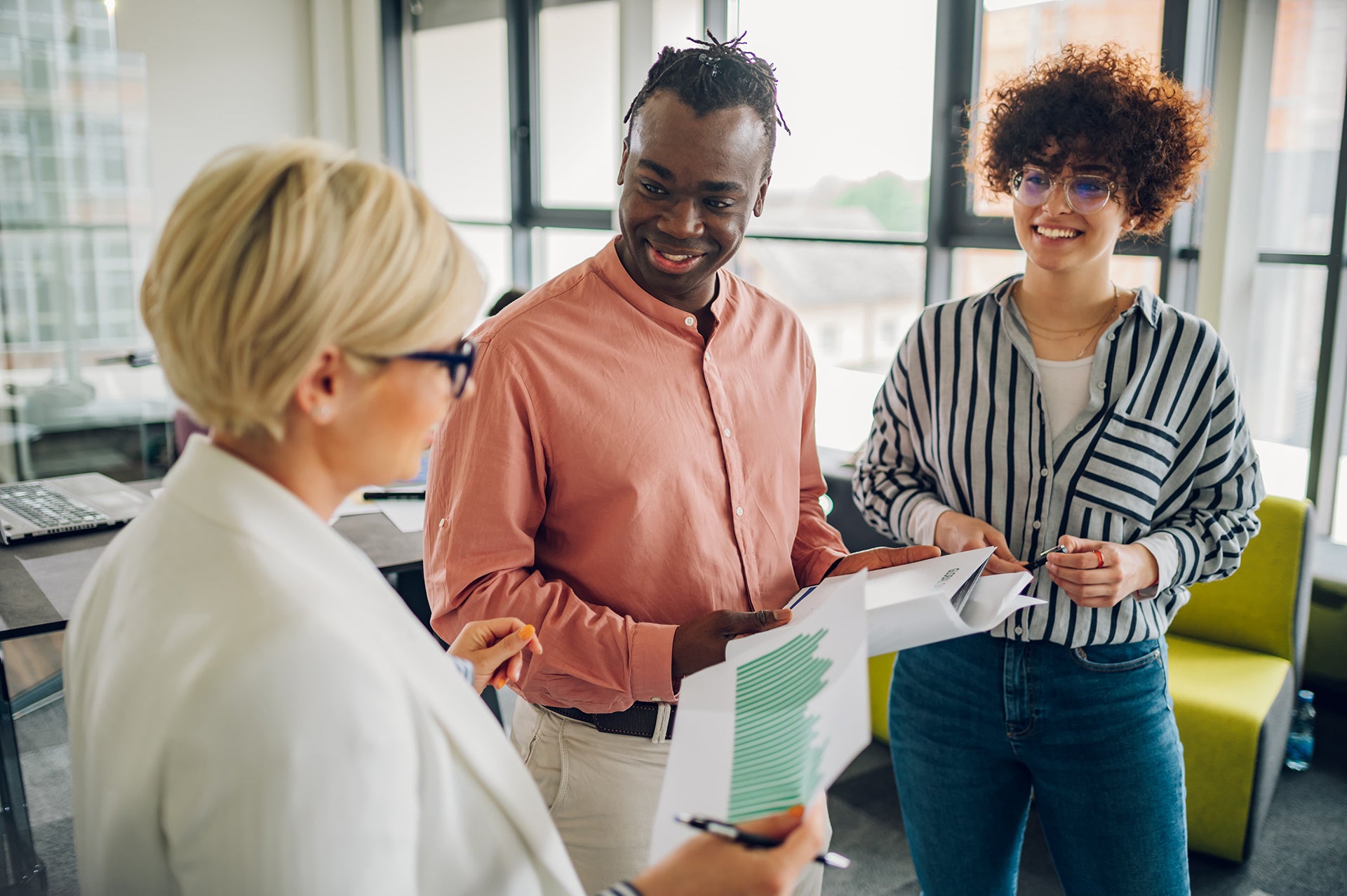 Équipe en réunion dans des bureaux professionnels à Saint-Étienne – WIDE