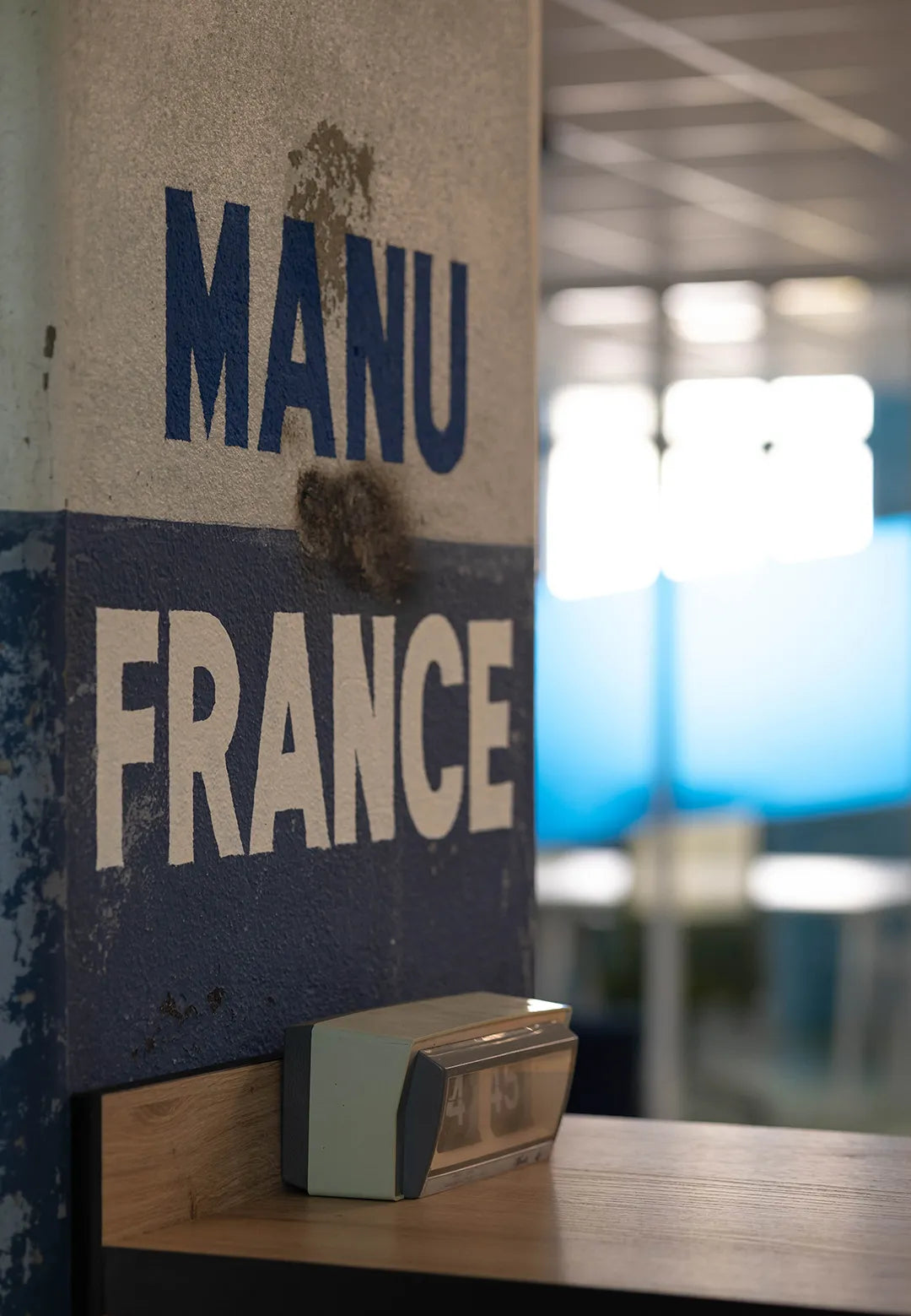 Pilier peint aux lettres MANU FRANCE dans les espaces communs de WIDE Fauriel