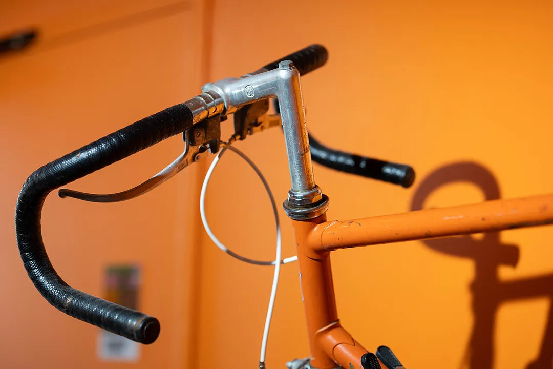Guidon d'un vélo Manufrance exposé à WIDE Fauriel