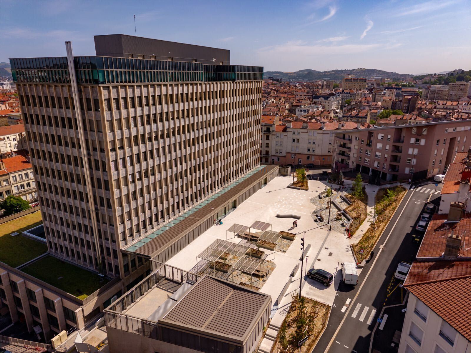 Immeuble de bureaux de grande hauteur à Saint-Étienne, vu d'en haut, avec sa place récemment aménagée