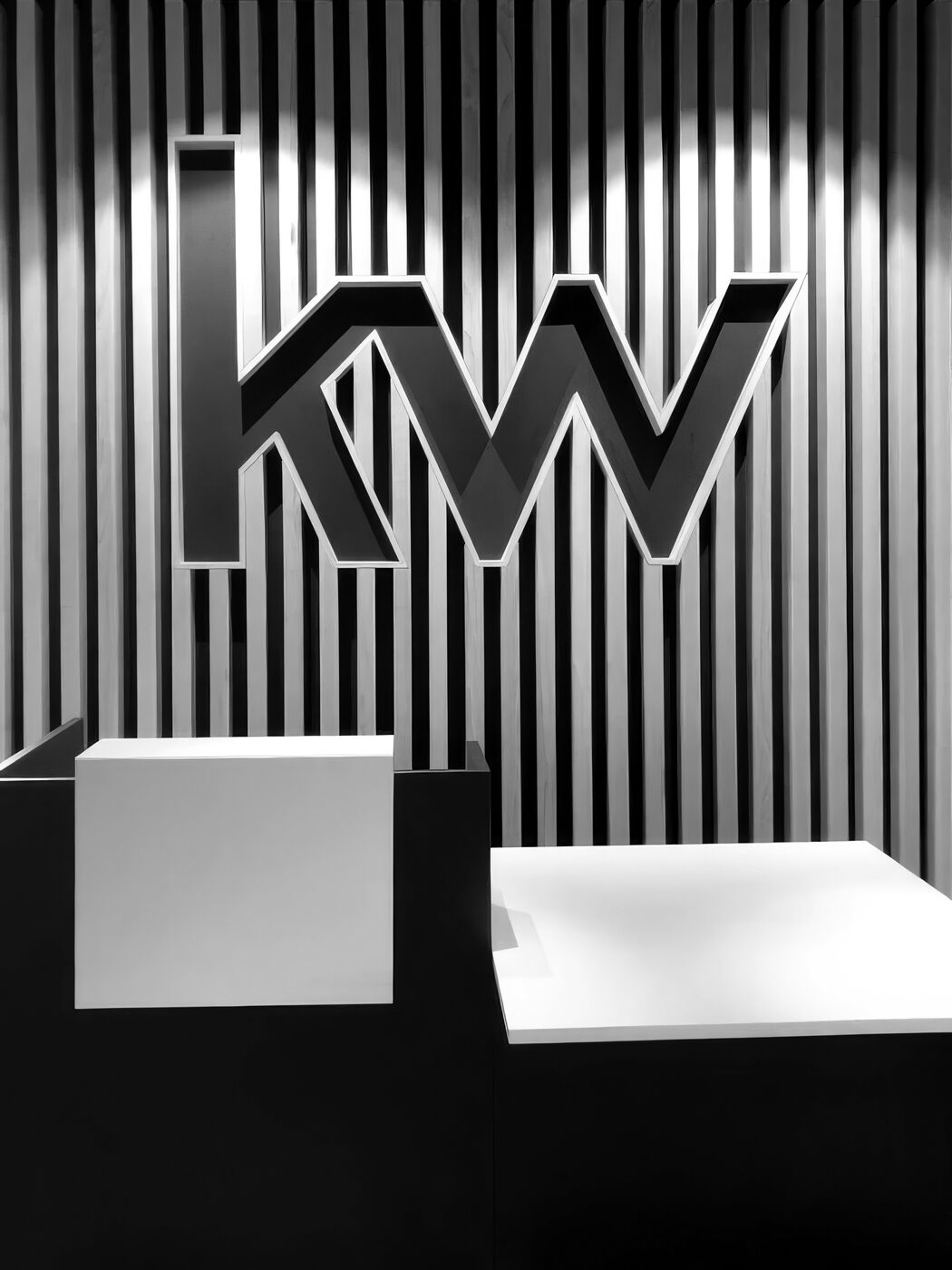 Logo Keller Williams sur un mur à lattes verticales