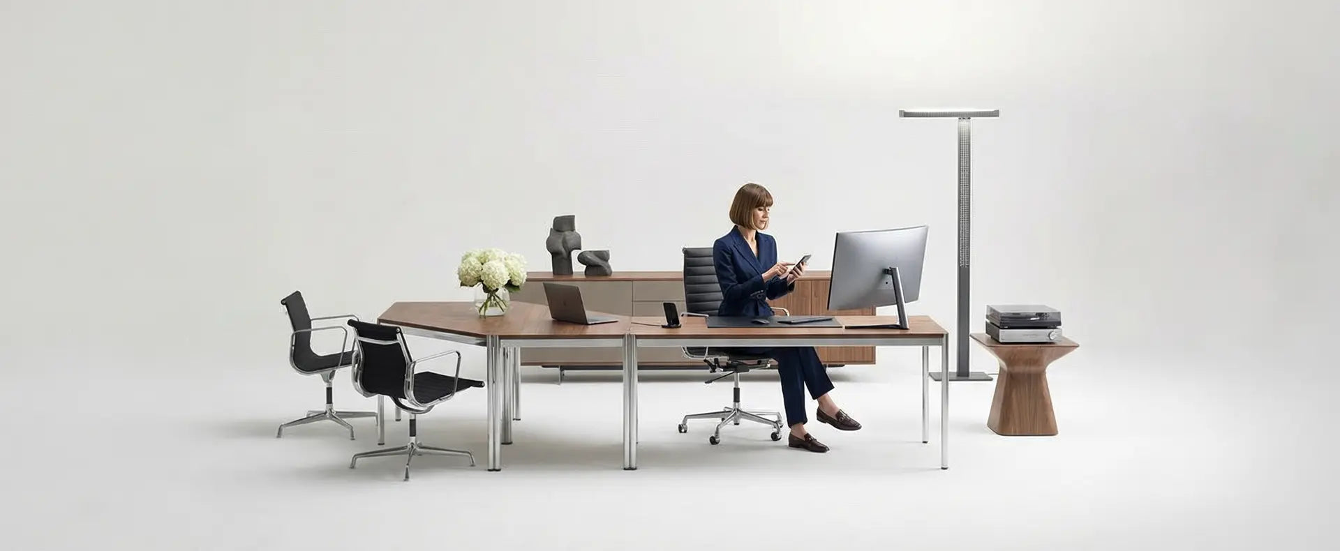 Bureau aménagé chez WIDE, avec une collaboratrice à son poste de travail.
